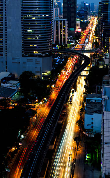 flou d’arrière-plan ligne électrique des lumières de voiture la nuit. - multiple lane highway flash photos et images de collection