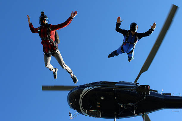 parachutisme en norvège - wingsuit photos et images de collection