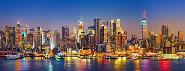 manhattan nach sonnenuntergang - night cityscape reflection usa stock-fotos und bilder