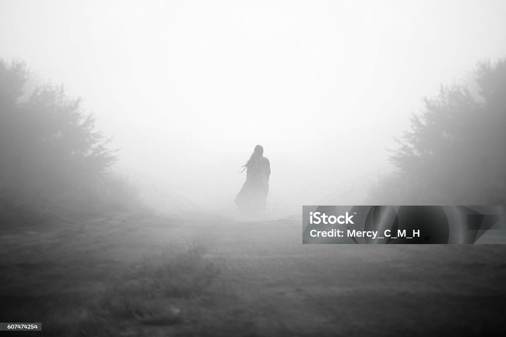 Garota Misteriosa na Neblina Preto e Branco - Foto de stock de Assustador royalty-free