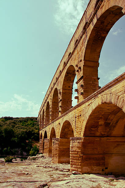 ニーム、フランスの近くのポン・デュ・ガール - aqueduct roman ancient rome pont du gard ストックフォトと画像
