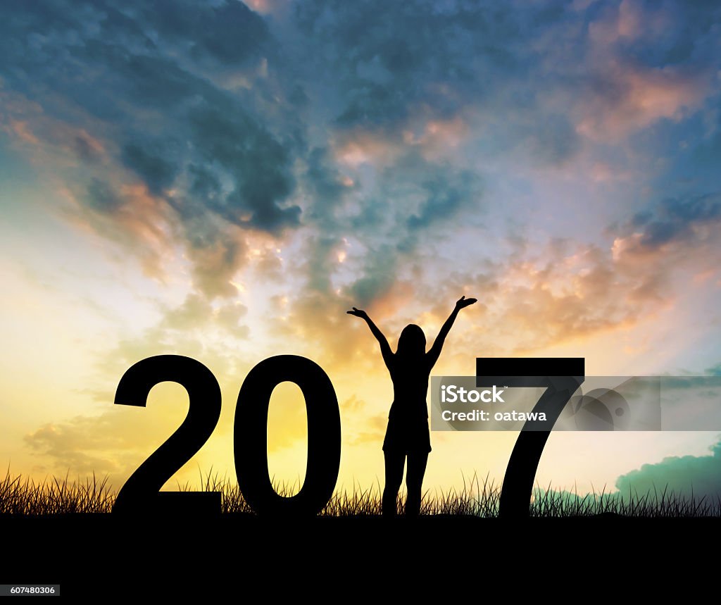 mulher Curtindo e anos 2017 enquanto celebrava o ano novo - Foto de stock de 2017 royalty-free
