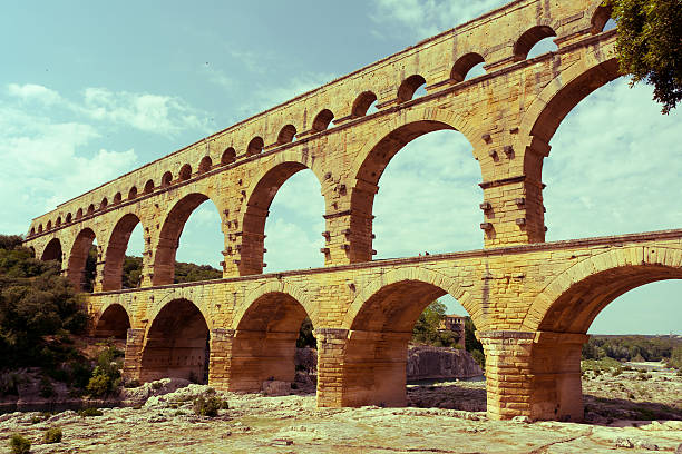 ニーム、フランスの近くのポン・デュ・ガール - aqueduct roman ancient rome pont du gard ストックフォトと画像