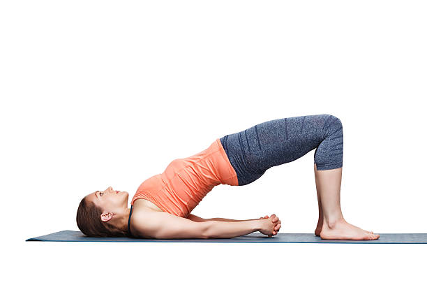 schöne sportliche passform yogi frau praxis yoga asana setu bandhas - bridge exercise stock-fotos und bilder
