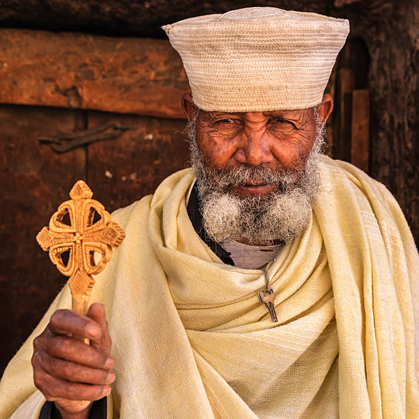 sacerdote católico de iglesias laceras de lalibela. etiopía, áfrica oriental - saint giorgis fotografías e imágenes de stock