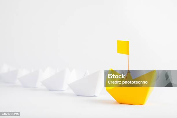 Führungskonzept Mit Gelbem Papierschiff Führt Unter Weißen Schiffen Stockfoto und mehr Bilder von Führungstalent