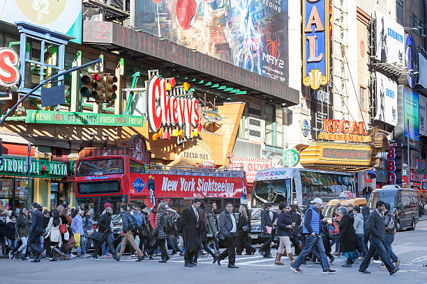 ulica sceny w centrum manhattanu, nowy jork - manhattan new york city urban scene midtown manhattan zdjęcia i obrazy z banku zdjęć