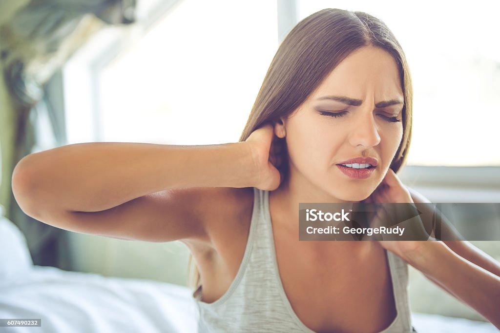 Junge Frau zu Hause - Lizenzfrei Nackenschmerzen Stock-Foto