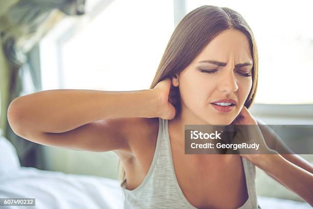 Giovane Donna A Casa - Fotografie stock e altre immagini di Dolore al collo - Dolore al collo, Dolore fisico, Donne