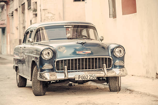 bellissimo american auto sulla strada avana, cuba - chevrolet havana cuba 1950s style foto e immagini stock