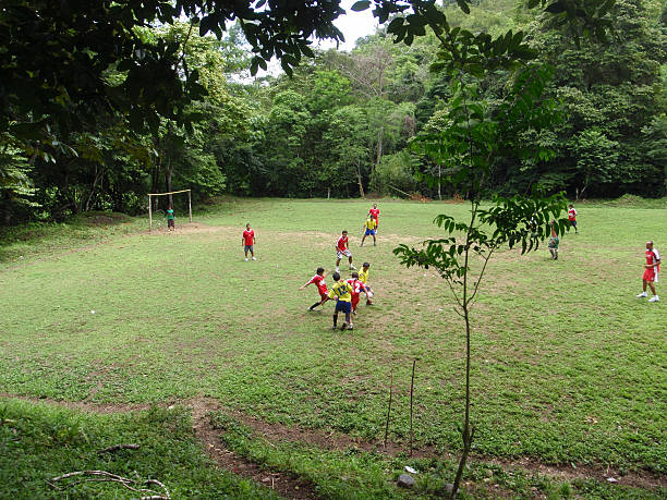 les costariciens natifs jouent au football sur un terrain - cultural center photos et images de collection