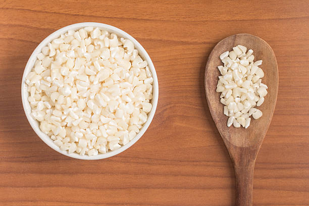 granos de maíz rallados blancos en un tazón - white corn fotografías e imágenes de stock