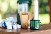 camping-kaffeebecher-auf-dem-tisch.jpg?b=1&s=170x170&k=20&c=rFYItvV_qYQpmMiDsry3wyadXGIExJ4kHWeeA9a8MFc=