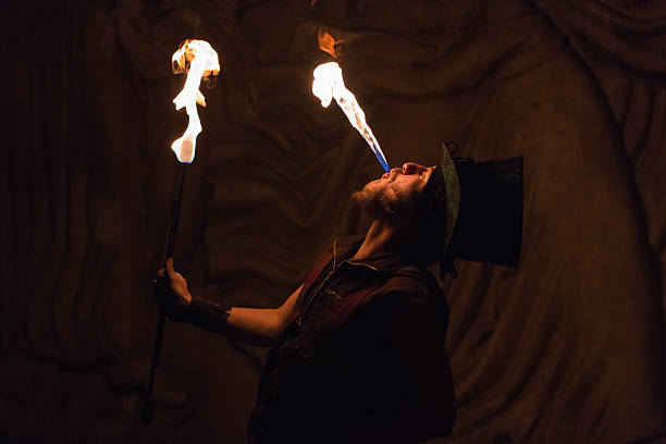 fire performer bei nacht - fire eater fire performance circus performer stock-fotos und bilder