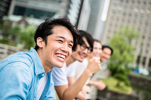 japanische freunden freude alle zusammen in tokio - teenager city life laughing group of people stock-fotos und bilder