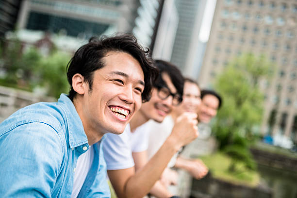 japonais amis heureux ensemble à tokyo - humor men laughing teenager photos et images de collection