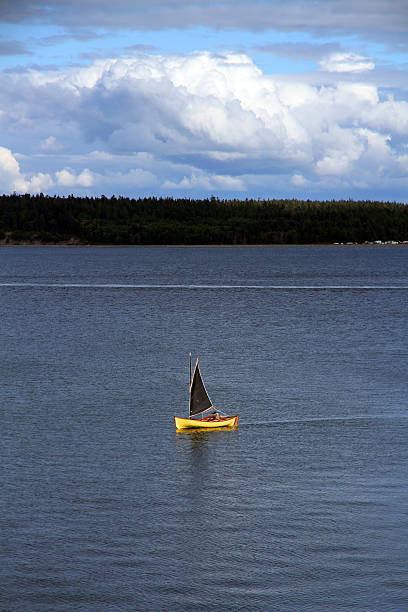 retorno amarillo - rowboat dinghy nautical vessel nautical equipment fotografías e imágenes de stock