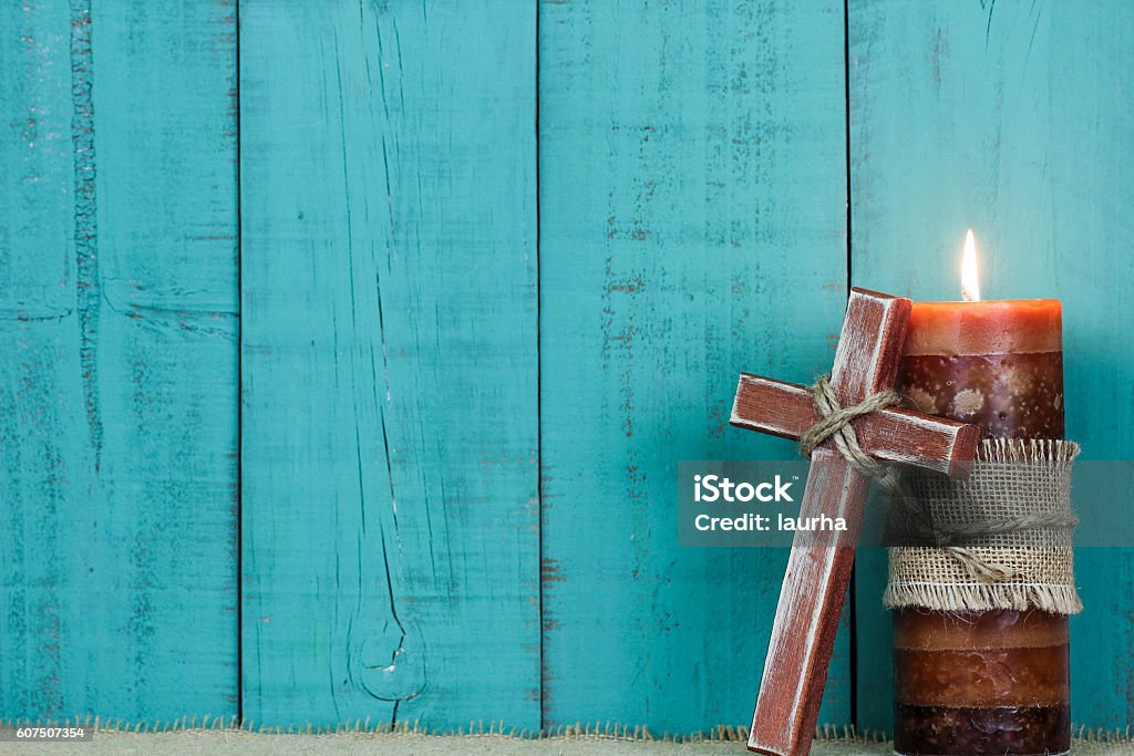 Bougie de vacances et croix en bois - Photo de Fond libre de droits