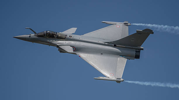 rafale de la fuerza aérea francesa - vuelo ceremonial fotografías e imágenes de stock