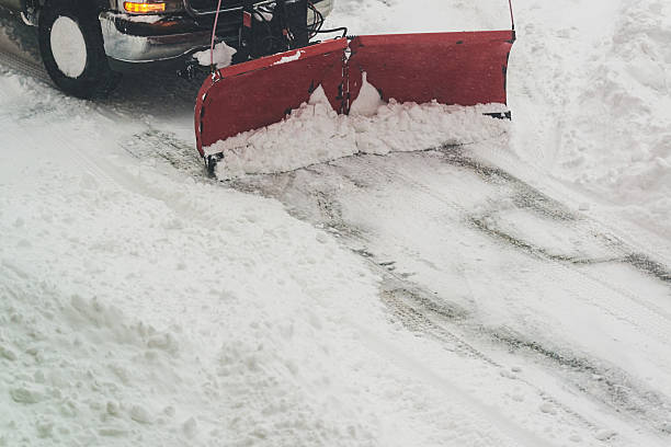 remoção de neve de estacionamento - snowplow snow parking lot pick up truck imagens e fotografias de stock
