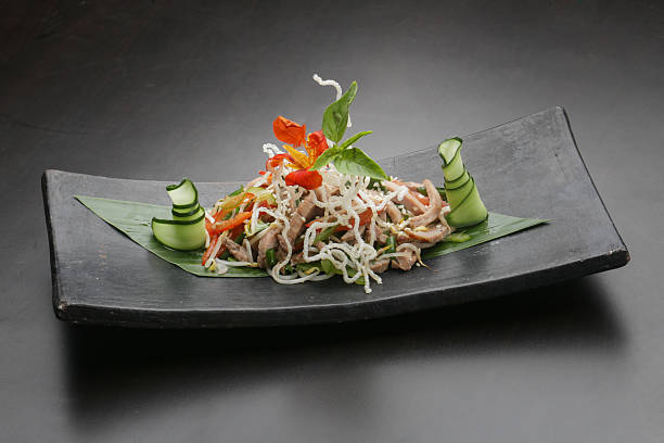 fideos de arroz servidos con carne y verduras - cucumber vegetable plant single flower fotografías e imágenes de stock