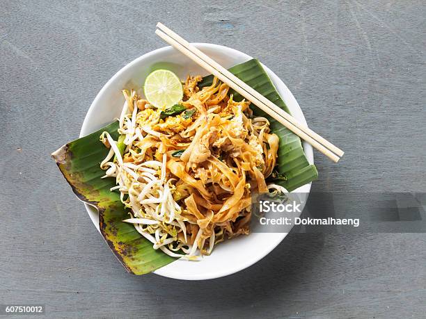 Photo libre de droit de Vue De Dessus Pad Thai De Style Nouilles Culinaires Thaïlandaises banque d'images et plus d'images libres de droit de Nouilles thaïlandaises