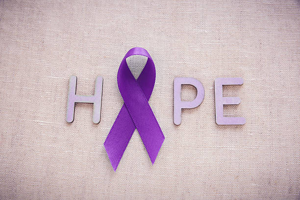 фиолетовые ленты со словом hope, болезнь альцгеймера, поджелудочная с - purple ribbon alzheimers disease alertness стоковые фото и изображения