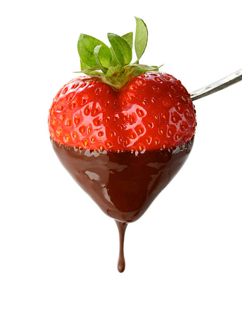 fragola a forma di cuore imbussò nella fonduta di cioccolato, san valentino - heart shape snack dessert symbol foto e immagini stock