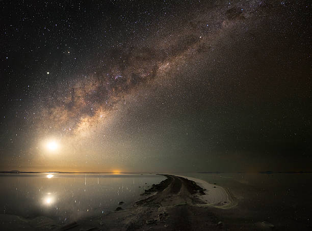 은하수와 달 밀접하게 아름다운 밤 하늘 우유니, 볼리비아 - multiple exposure long sea water 뉴스 사진 이미지
