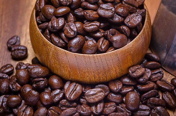 кофейные зерна фон / кофейные зерна на деревянных - coffeetree стоковые фото и изображения