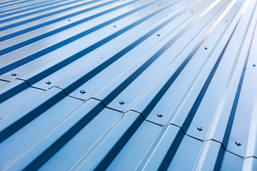 techo de metal corrugado azul con remaches photo