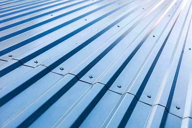 голубая гофрированная металлическая крыша с заклепками - corrugated iron стоковые фото и изображения