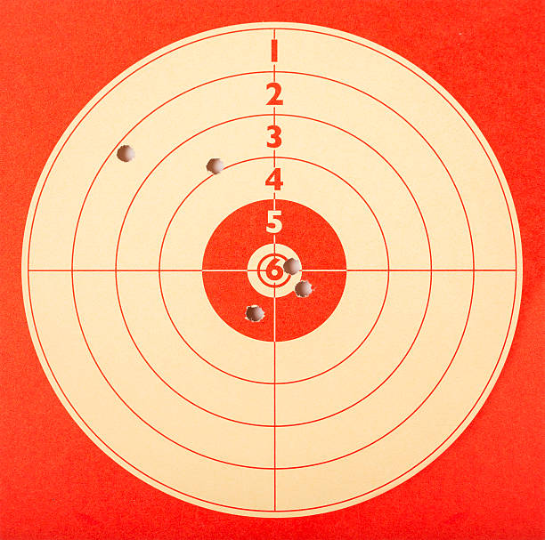 총알 구멍이 있는 빨간색 종이 표적 샷 - bullet hole target target shooting bulls eye 뉴스 사진 이미지