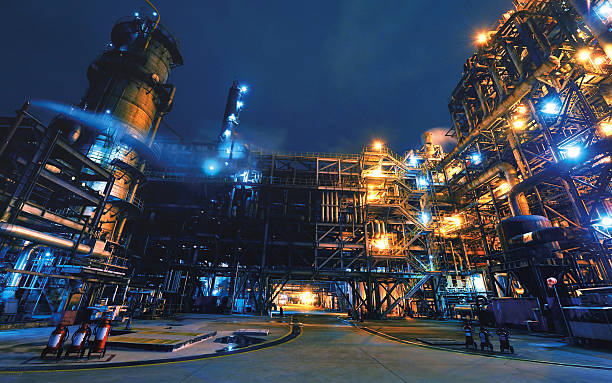 石油精製・化学・石油化学プラント - refinery factory night petroleum ストックフォトと画像