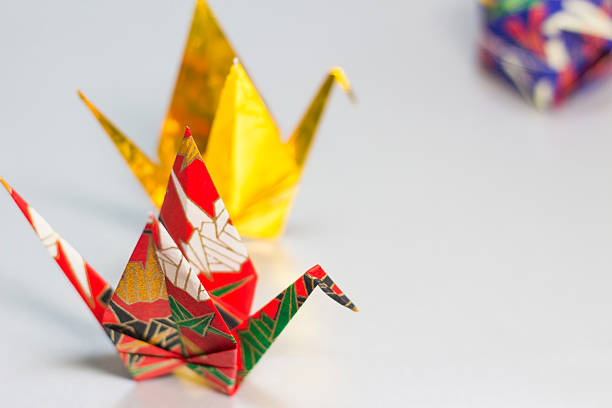 折り紙クレーンと紙風船 - 紙風船 ストックフォトと画像