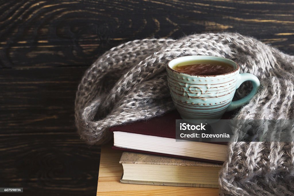 Plaid caldo a maglia, tazza di tè e libri - Foto stock royalty-free di Libro