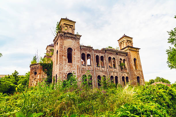 istock Old ruined synagogue building in Vidin, Bulgaria 607601496