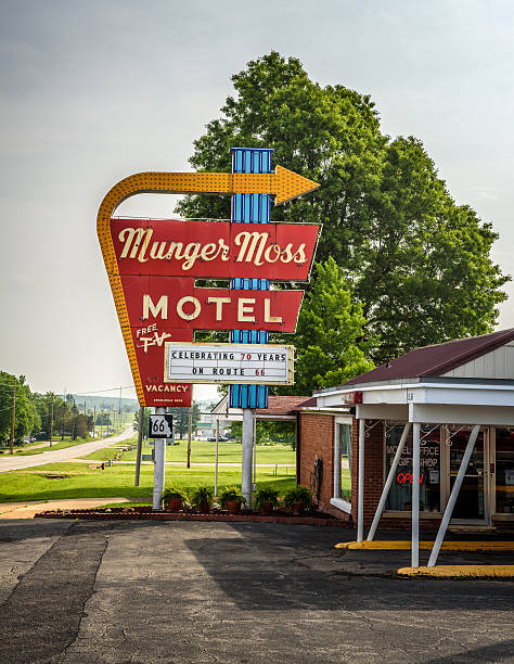 motel munger moss na rota 66 no missouri - route 66 sign hotel retro revival - fotografias e filmes do acervo