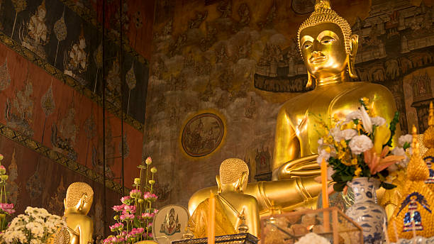 złota statua buddy i architektura sztuki tajskiej w wat rakhang - old senior adult buddhism art zdjęcia i obrazy z banku zdjęć