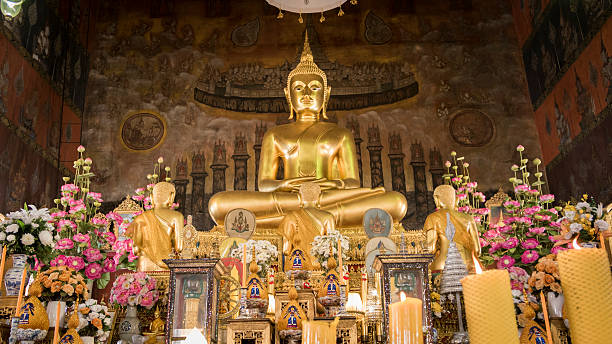 złota statua buddy i architektura sztuki tajskiej w wat rakhang - old senior adult buddhism art zdjęcia i obrazy z banku zdjęć