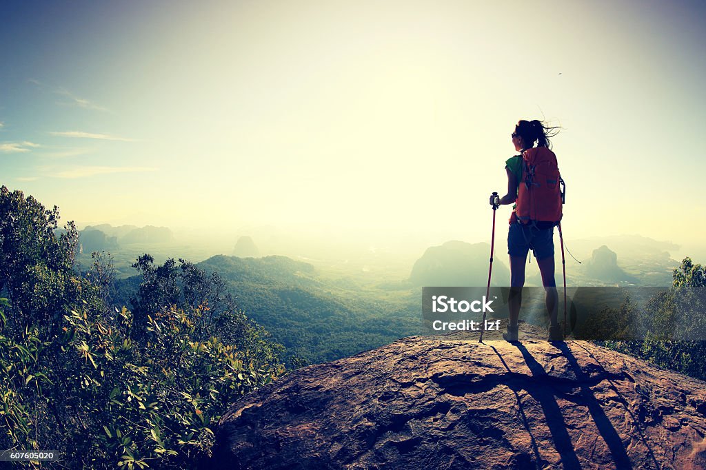 erfolgreiche Wanderin auf Sonnenaufgang - Lizenzfrei Wandern Stock-Foto