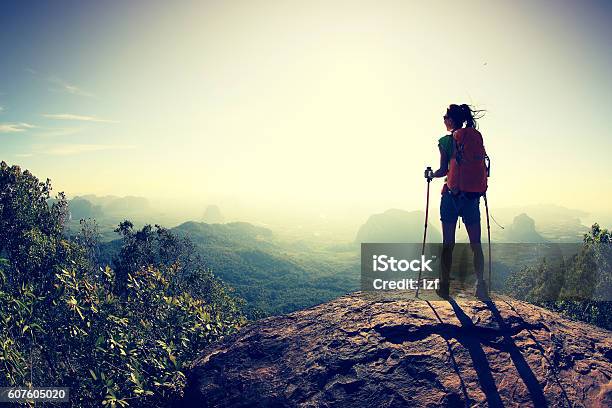 Erfolgreiche Wanderin Auf Sonnenaufgang Stockfoto und mehr Bilder von Wandern - Wandern, Eine Frau allein, Berggipfel