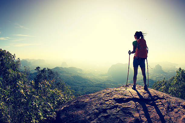 mujer excursionista exitosa en el pico de la montaña sunrise - bastón de senderismo fotografías e imágenes de stock