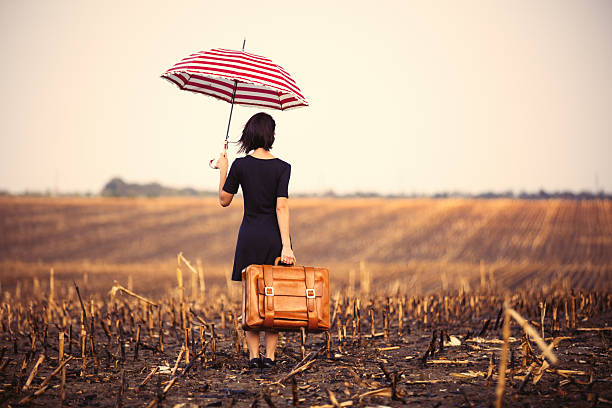 młoda kobieta z walizki i parasol - autumn clothing corn crop fashion zdjęcia i obrazy z banku zdjęć