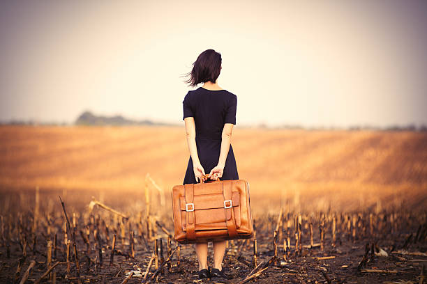 młoda kobieta z walizka - autumn clothing corn crop fashion zdjęcia i obrazy z banku zdjęć