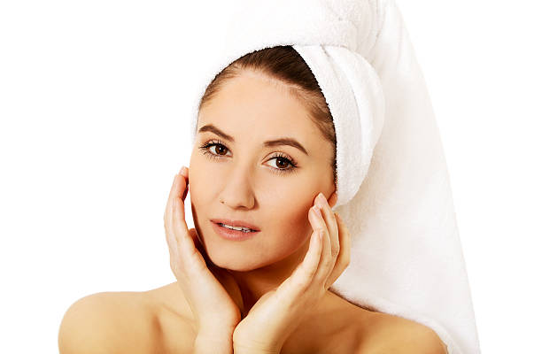 젊은 행복한 여자 만지는 그녀의 얼굴 - clear sky human skin towel spa treatment 뉴스 사진 이미지