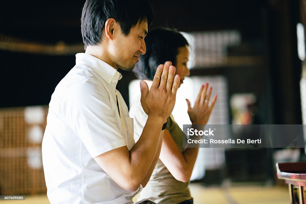 Casal japonês rezando em um templo budista - Foto de stock de Santuário royalty-free