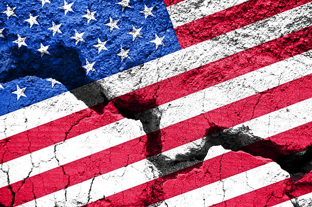 konzept, amerikanische flagge auf geknacktem hintergrund - teilen stock-fotos und bilder