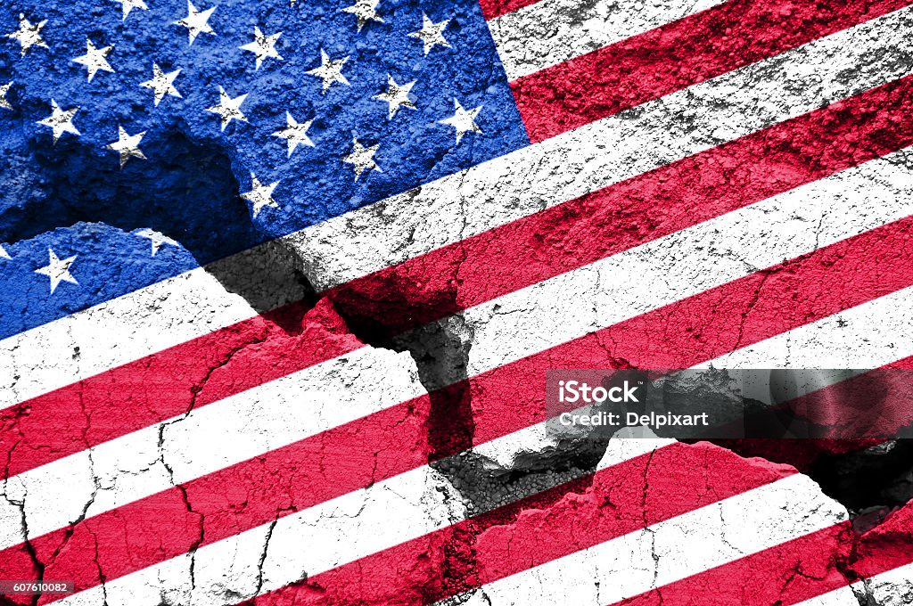 コンセプト、ひび割れた背景にアメリカの旗 - アメリカ合衆国のロイヤリティフリーストックフォト