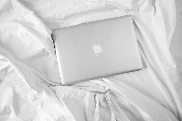 MacBook au lit - Photo